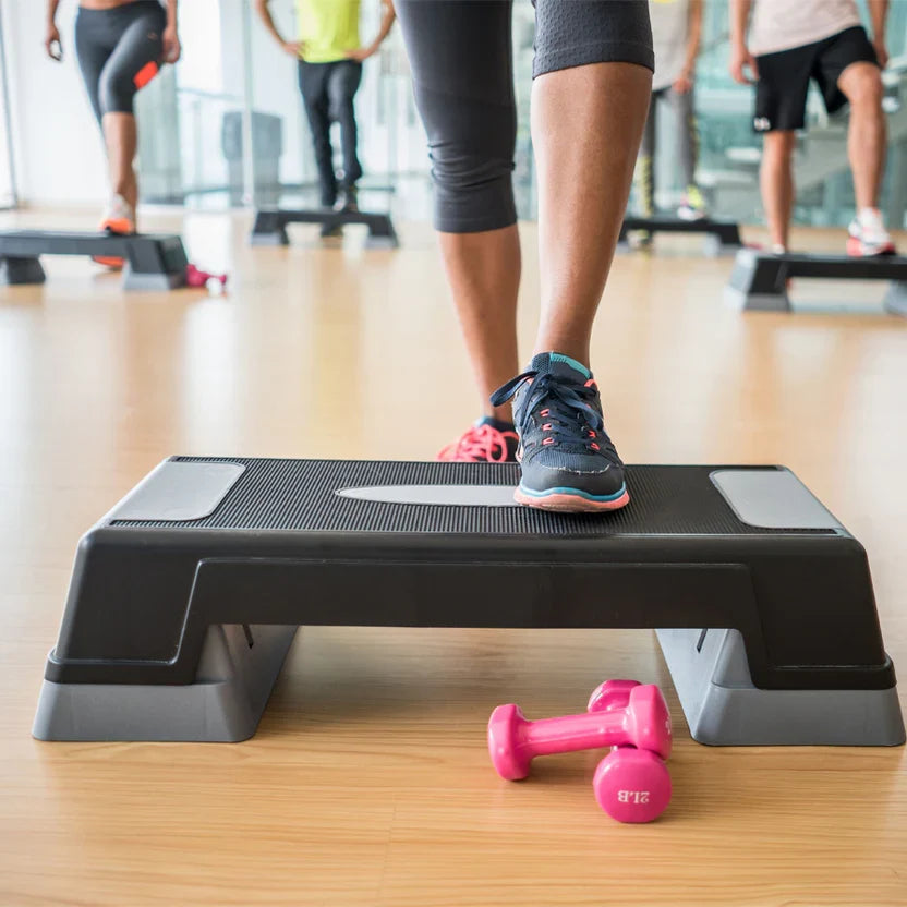 Plateforme de step aérobique ajustable – Antidérapante, robuste, hauteur multiple pour l'entraînement cardiovasculaire, la force et l'équilibre – Utilisation à la maison ou en studio