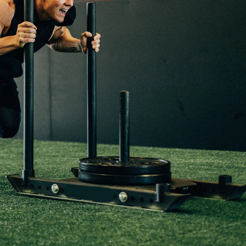 Traîneau en acier robuste et tapis de sprint de 10 m – Gazon en polyéthylène avec marquages numérotés – Entraînement de vitesse et de résistance – Idéal pour les gymnases à domicile et les studios personnels